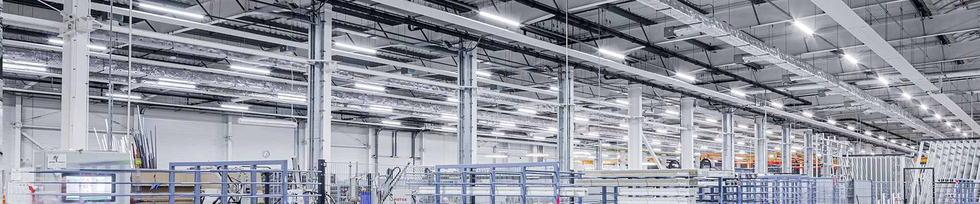 oświetlenie wewnętrze fabryki okien