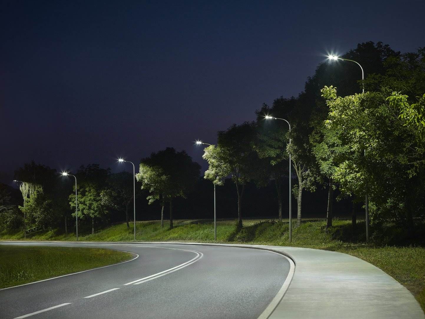 Lena Lighting- oświetlona ulica