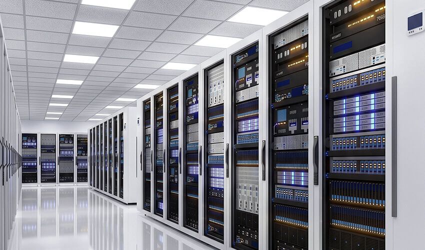 Serwerownia z szafami rack oświetlona panelami LED w suficie podwieszanym