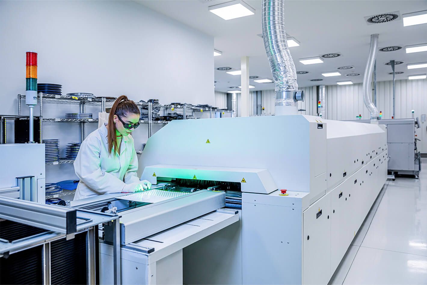 Kobieta W Laboratorium Zajmujaca Sie Maszyna W Strefie EPA Zapewniajaca Jakosc Produkcji Modulow LED