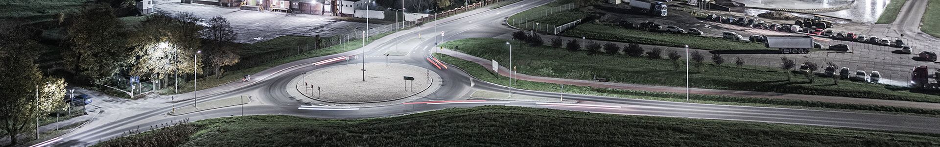 Rondo i drogi dojazdowe oświetlone nocą oprawami ulicznymi LED Lena Lighting
