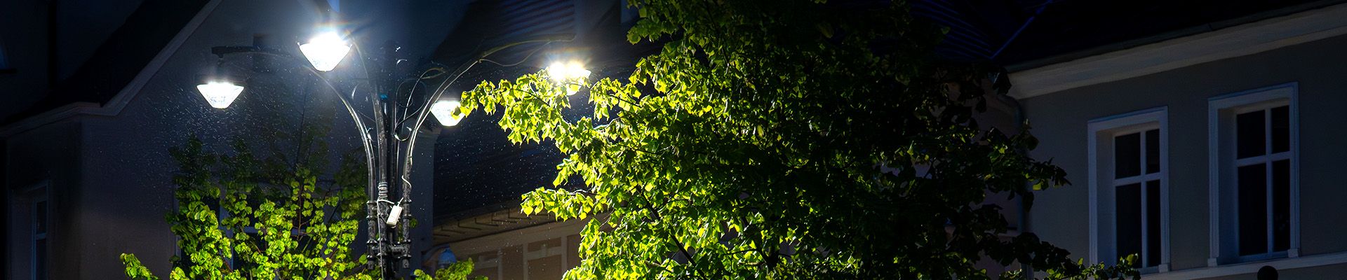 Modernizacja oświetlenia w Darłowie - 734 oprawy LED o odporności IP66/IK10 obniżyły zużycie prądu o 68% i emisję CO₂ o ponad 1000 ton w dekadzie.